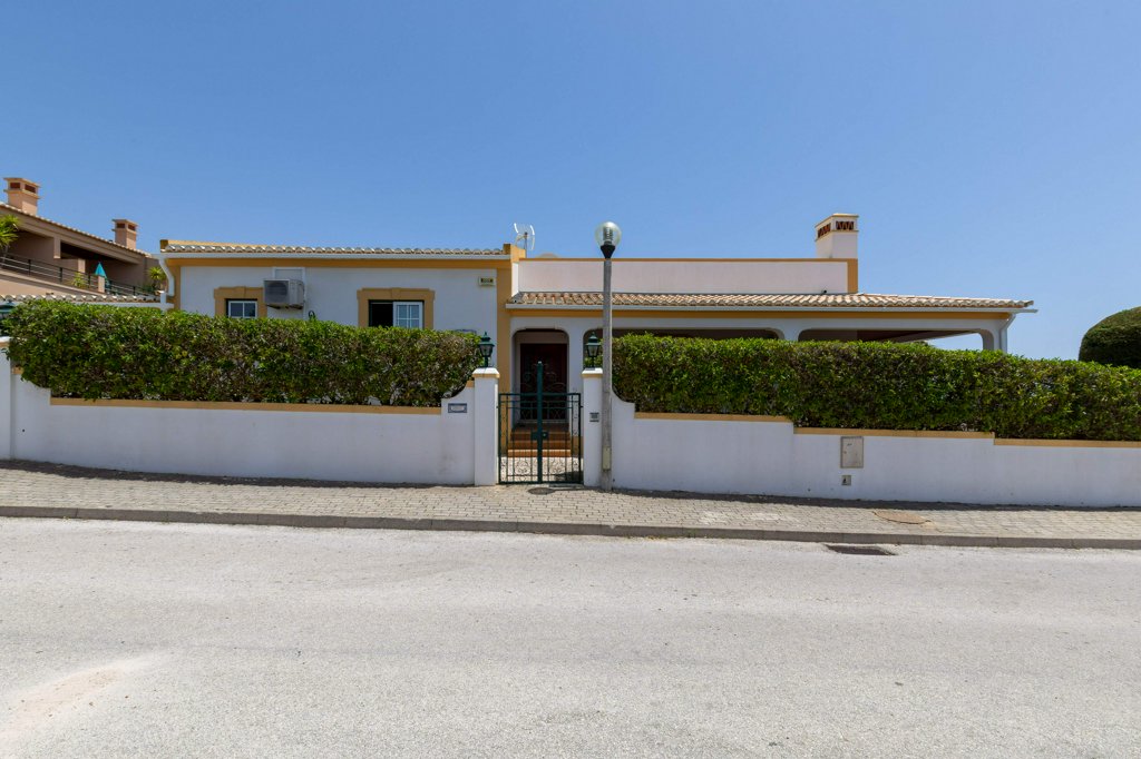 Beautiful 3-bedroom villa in Porto Dona Maria