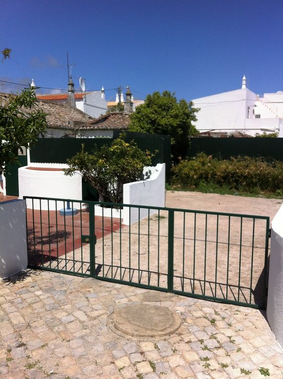 Renovated 2-bedroom villa 300 meters from the beach to rent