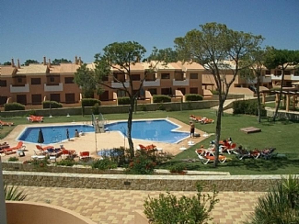 Modern 2-bed apartment on top Algarve golf course resort to rent